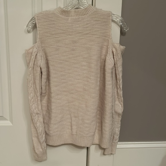 Exposed shoulder knit sweater. - Picture 5 of 5